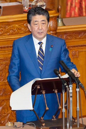 参議院本会議場で施政方針演説をする安倍内閣総理大臣