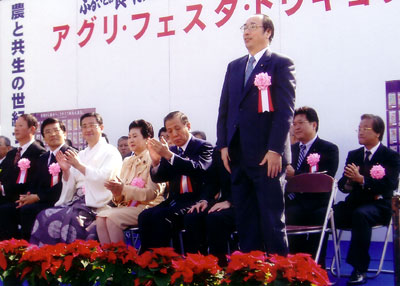 開会式で来賓紹介を受ける中川雅治