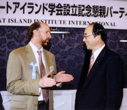 日本ヒートアイランド学会名誉顧問のロバート・ボーンシュタイン博士と話す