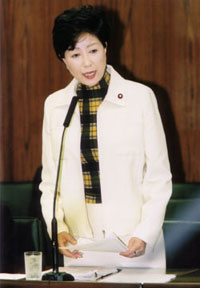 答弁する小池環境大臣