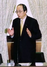 質問する中川雅治