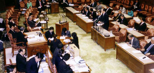 参議院行政改革特別委員会で質問する中川雅治