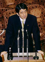 答弁する安倍官房長官