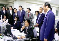 ジャスダック証券取引所を視察する中川雅治