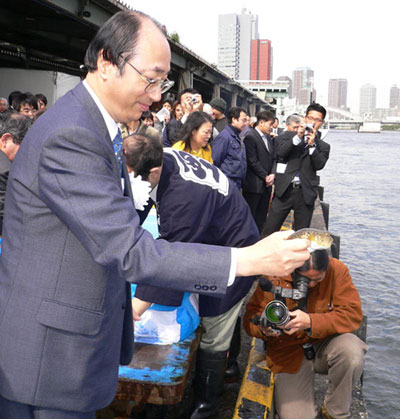ふぐの稚魚を隅田川に放流する中川雅治