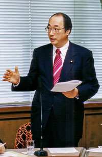 質問する中川雅治