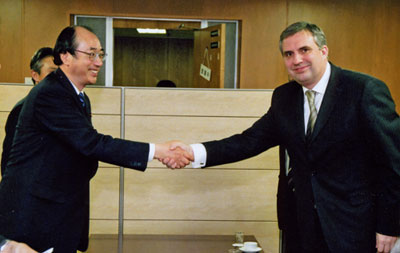カルフィン・ブルガリア副首相と握手 