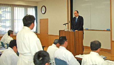 中堅神職研修で質問を受ける中川雅治