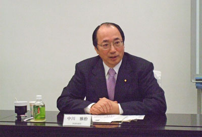 意見書起草委員会で講演する中川雅治