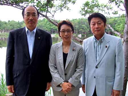 港湾局長に説明する中川雅治