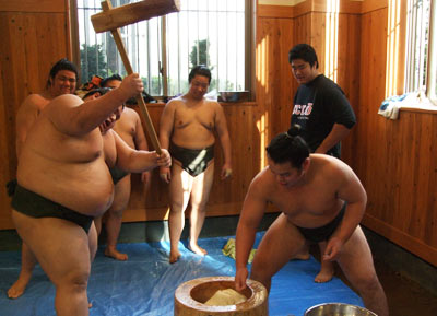 高田川部屋の力士によるもちつきの様子
