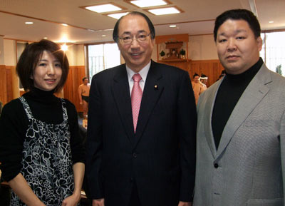 右から高田川親方、中川雅治、高田川親方夫人