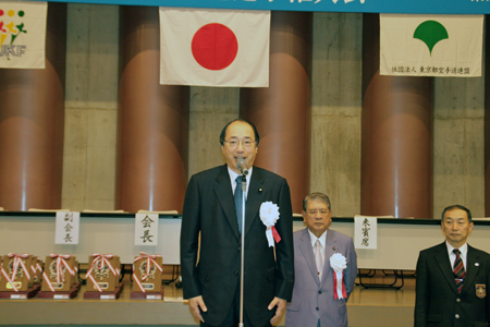 祝辞を述べる中川雅治