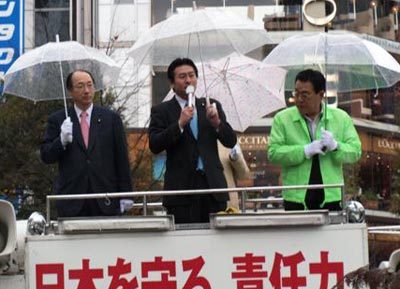 演説をする同僚の秋元司議員(真ん中)