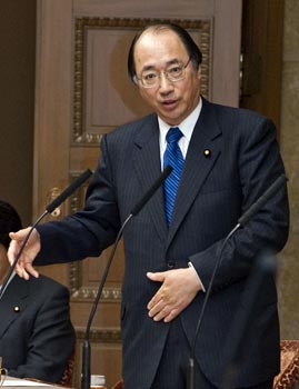 参議院財政金融委員会で質問する中川雅治