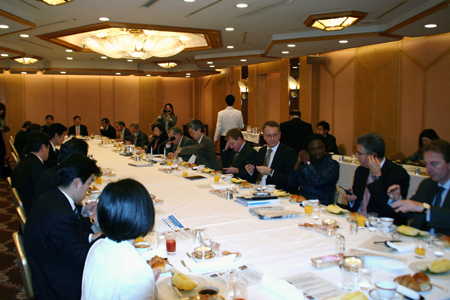 ジェームズ・アダムズ世界銀行副総裁と意見交換のための朝食会の様子