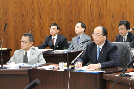 委員長席の中川雅治(右)