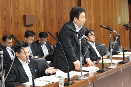 答弁する枝野沖縄・北方担当大臣(立っている人)
