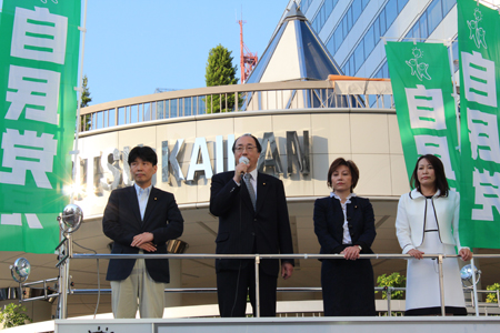 参議院自民党による街頭演説会で訴える中川雅治（左から2人目）