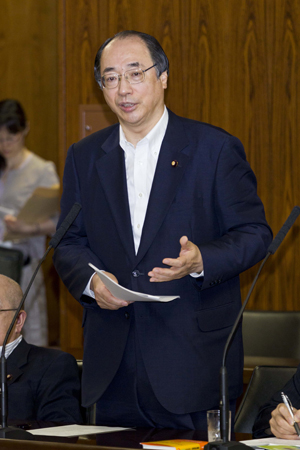 参議院環境委員会で質問する中川雅治