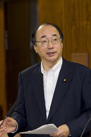 参議院環境委員会で質問する中川雅治