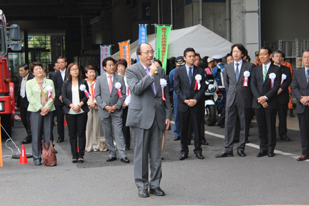 世田谷市場まつりの開会セレモニーで挨拶する中川雅治（中央でマイクを握っている人）