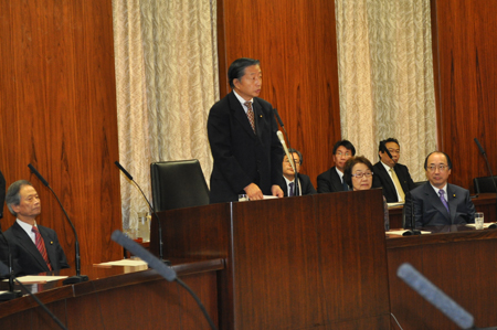 参議院憲法審査会の会長に選任されて挨拶する小坂憲次議員
