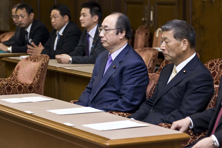 理事に選任された中川雅治（左）と小泉昭男参議院議員