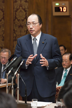 質問する中川雅治
