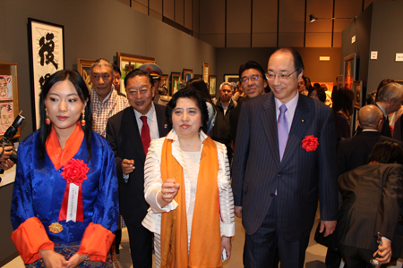 ブータン王国のケザン・チョデン・ワンチュク王女殿下(左)。本美術展実行委員会事務局長の松岡久美子さん(中央)らと会場を回る中川雅治(右)