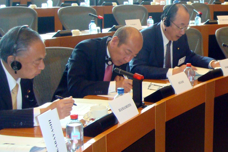 日本･EU議員会議の会場で(右端が中川雅治)