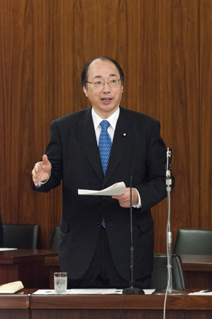 参議院環境委員会で質問する中川雅治