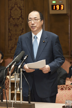 特別委員会で野田総理に質問する中川雅治