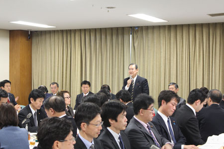 自民党税制調査会総会で挨拶する野田毅会長