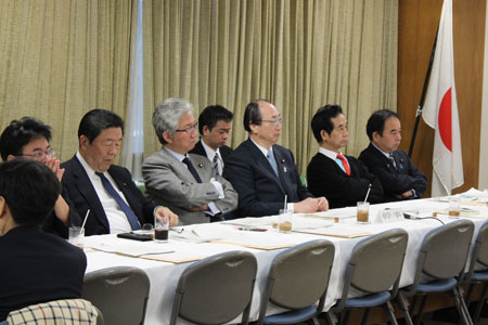 自民党税制調査会正副会長幹事会議に出席した中川雅治(右から3人目)