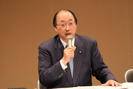 パネルディスカッションで発言する中川雅治