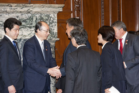 キルギス共和国議会議長一行を参議院議長応接室にお迎えする中川雅治(左から2人目)