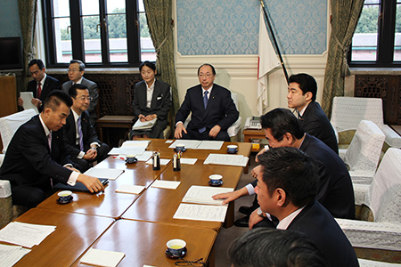 参議院本会議に先立って開かれた議院運営委員会理事会の様子(中央が委員長の中川雅治)