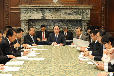 参議院本会議に先立って開かれた議院運営委員会の様子(中央が委員長の中川雅治、左隣が山崎参議院議長)