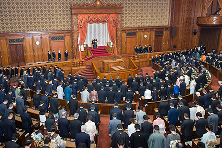 開会式で天皇陛下のお言葉を頂く衆参の国会議員