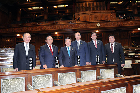 参議院本会議場にモンゴル国国家大会議のエンフボルド議長らを案内