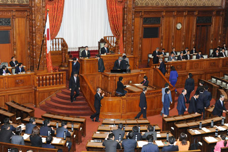 平成27年度予算案の採決(記名投票)をする参議院本会議の様子