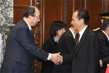 吉炳軒全人代常務委員会副委員長(右)をでむかえる中川雅治