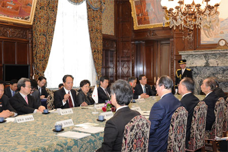 吉炳軒副委員長一行と参議院幹部との懇談の様子