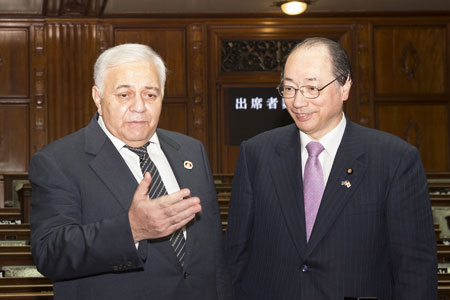 オグタイ・アサドフ・アゼルバイジャン共和国議会議長（左）と懇談する中川雅治（右）