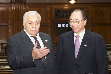 オグタイ・アサドフ・アゼルバイジャン共和国議会議長(左)と懇談する中川雅治(右)