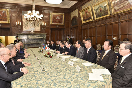 オグタイ・アサドフ・アゼルバイジャン共和国議会議長一行らと参議院幹部との懇談の様子