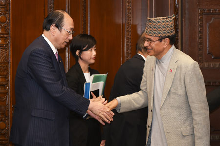 バッタライ駐日ネパール大使（右）と握手し、激励