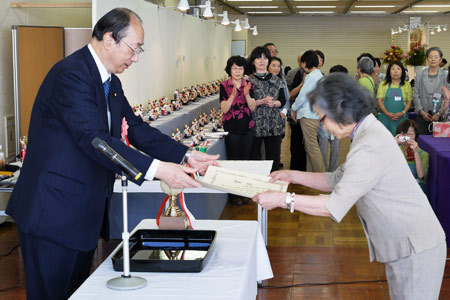 安倍晋三自民党総裁の代理で自民党総裁賞などを授与する中川雅治