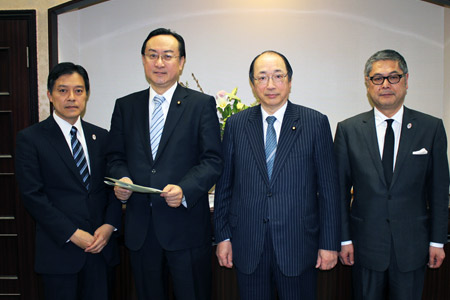 左から吉住新宿区長、岡田財務副大臣、中川雅治